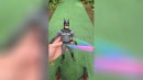 Batman mit Wasser gefüllt