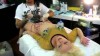 Blondine wird tattoowiert