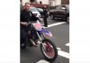 Cop auf einem Dirt Bike