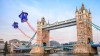 Flug durch die Tower Bridge in London