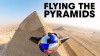 Wingsuit - Flug nahe den Pyramiden